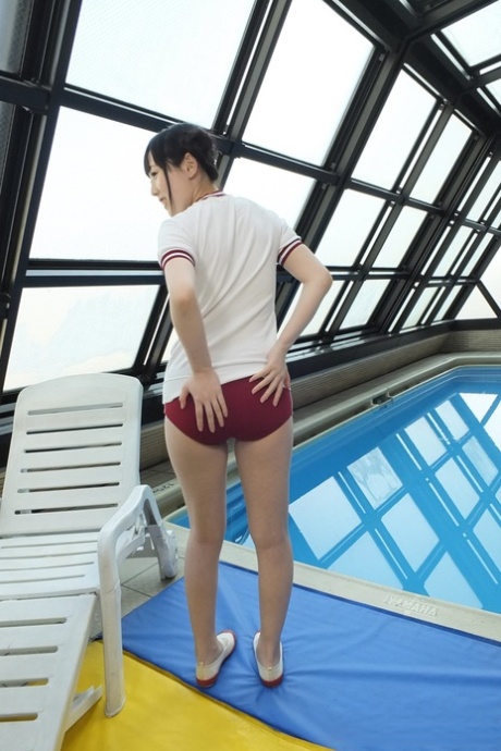 Nettes japanisches Mädchen Machiko Ono zeigt einen Creampie nach Sex am Pool