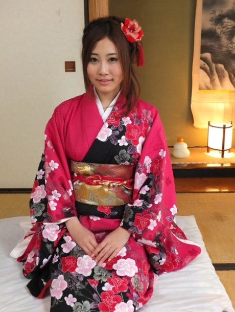 Japans meisje Yui Shiina gets een mondvol van sperma terwijl sporting een kimono