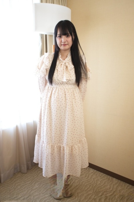 Japonês adolescente Reika Kato mostra ela pura sutiã e calcinha conjunto