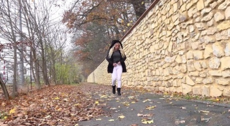 Fille blonde Henriet arbore un pantalon déchiré tout en pissant sur une passerelle pavée