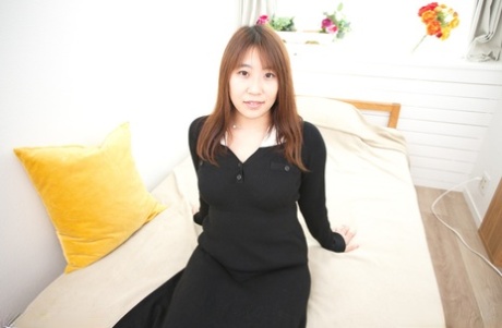 Nipponico teen Rumi Kawasaki dito spread lei rosa micio su un letto