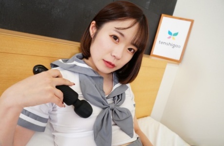 Coed japonesa Ayumi da una mamada antes de POV follando comienza