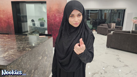 Moslim MILF Crystal Rush spuit sperma uit haar mond om POV seks af te sluiten
