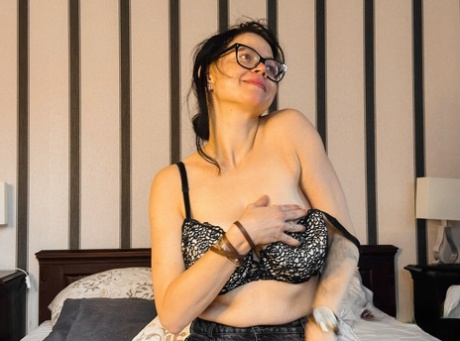 Solo girl Shione Cooper attaches clothes pegs to her big boobs in glasses