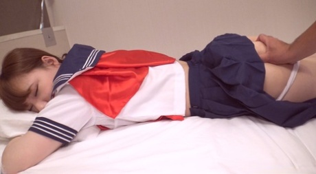 Den japanske studenten Yuri får en creampie under POV-sex på en seng