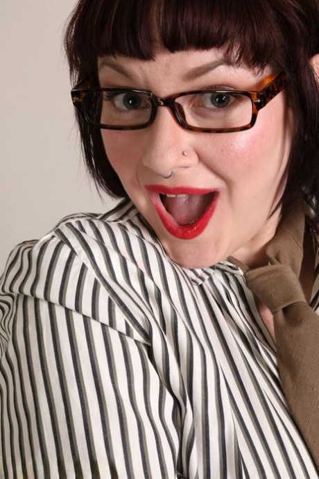 Volwassen secretaresse Satine highlights haar groot bips na gaan naakt in bril