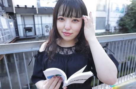 Den japanske tenåringen Sana Minami har en creampie etter å ha blitt masturbert og knullet