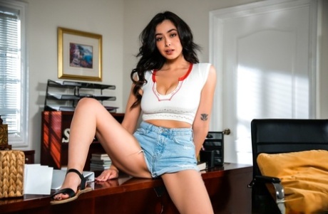 Tmavovlasá teenagerka Chloe Surreal má sex na stole v domácí kanceláři