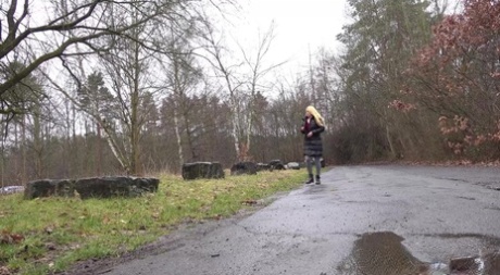 Blond meisje Delphine gets betrapt taking een pis op een nat boulder