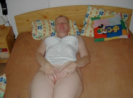 Зрелая женщина Тиффани Перл слизывает сперму со своих больших натуральных сисек после орального секса