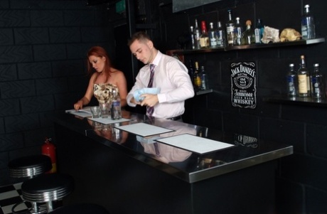 British donne dare un bartender il CFNM handjob trattamento