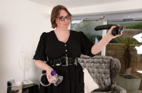 Older plumper Cashmere masturbates with sex toys while wearing glasses