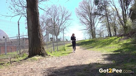 公園の近くで小便をしながら木にもたれる金髪の少女マディ・ブラック