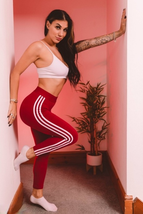 Hot British chick Roxy Mendez does away with athletic attire to pose nude