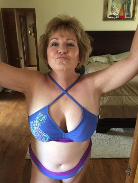 Mature lady Busty Bliss releases her big natural tits from swimwear