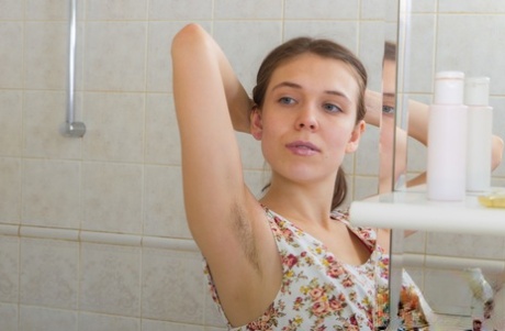 Solomeisje Agneta onthult enorme uitgezakte borsten en natte bever onder de douche