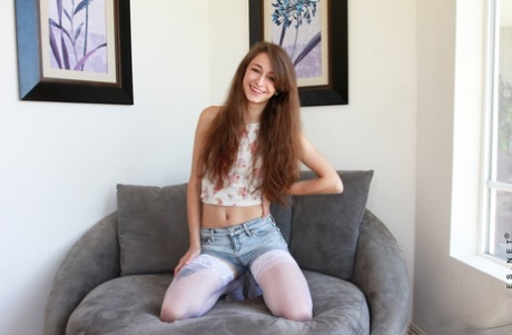 Sladká teenagerka Willow Hayes si sundá šortky a tričko a roztáhne kundičku a hračku