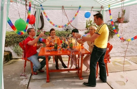 Vriendelijk tuinfeest verandert in een vrij voor iedereen buiten neukfestijn