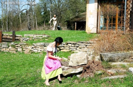 Des femmes entièrement vêtues baisent dans le jardin après avoir trempé leurs vêtements.