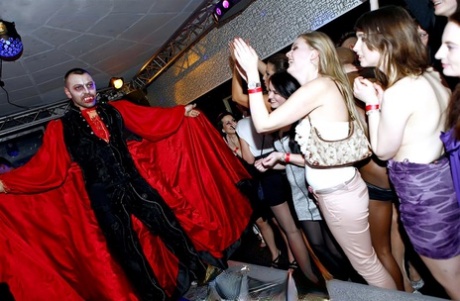 Geile Party-Mädchen genießen schlüpfrige interracial Hahn saugen bei betrunkenen Club Orgie