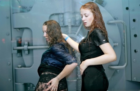 Verzameling van lesbische meisjes die al dansend door een sprinklerinstallatie worden gedrenkt