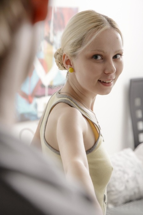 Une adolescente à peine majeure aux cheveux blonds et à la peau claire suce une bite après avoir baisé.