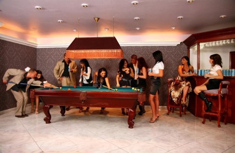 Des individus excités participent à une orgie sur une table de billard après s’être saoulés