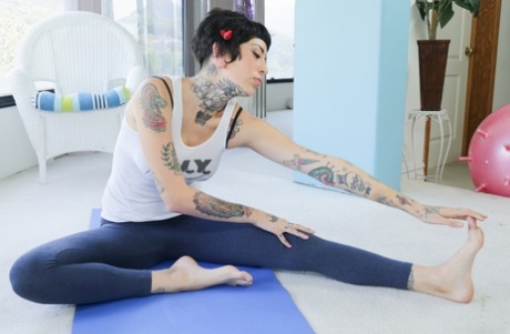 Tattooed suicide girl Aayla Secura giving blowjob in yoga pnats