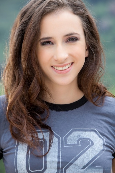 Belle Knox de bebé vestida a tirar os calções e as cuecas ao ar livre