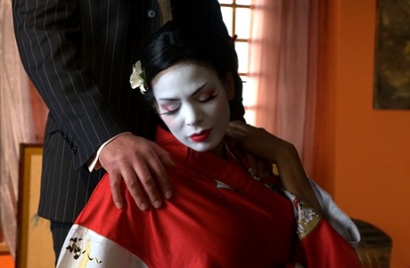 Barmfager geisha har samleie med en mann iført Oshiroi-sminke.