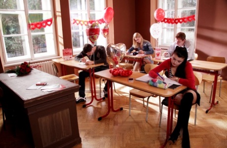 Geile studenten hebben seks in een klaslokaal tijdens het vieren van Valentijnsdag