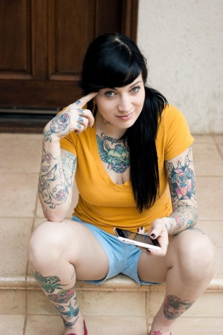 Tetované fetišistky Moretta Coxxx & Kylee Kross na kolenou kouří péro