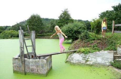 Junge Lesben Victoria Puppy & Connie Smith scheren sich in einem grasbewachsenen Feld