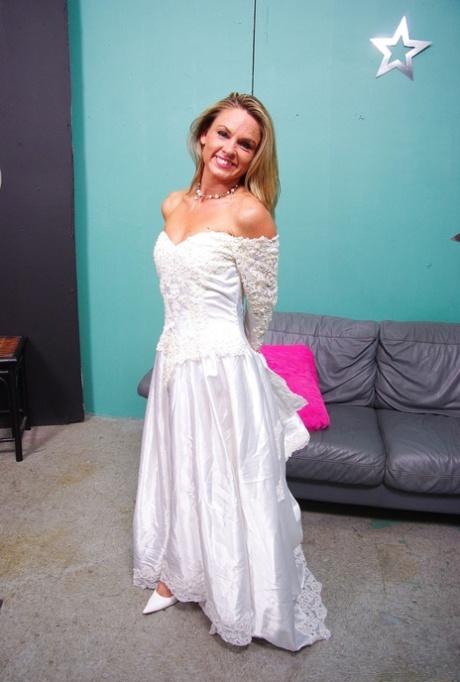 Påklædt brud Amanda Blow smider brudekjolen før MMF-sex