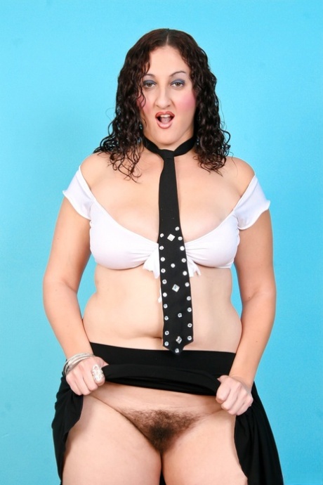 Chubby MILF Sonia Glaze displaying big saggy tits during hardcore sex