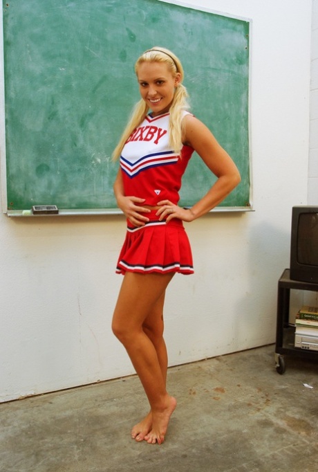 Blonde babe Jamey James knippert upskirt slipje in cheerleader uniform
