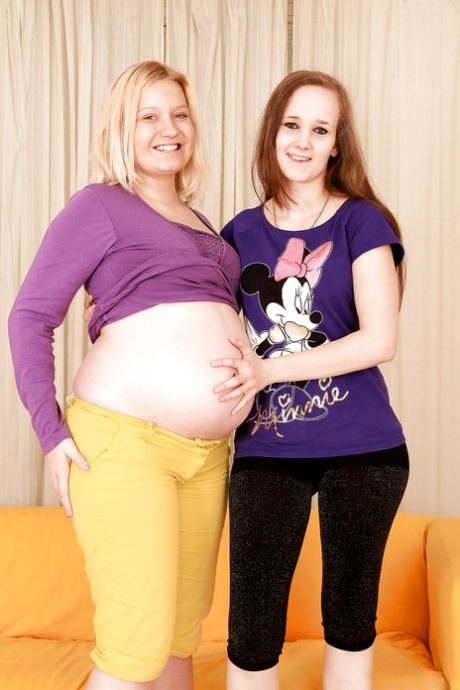 Gravid mamma och flickvän slickar och leker med håriga vaginor i högklackat