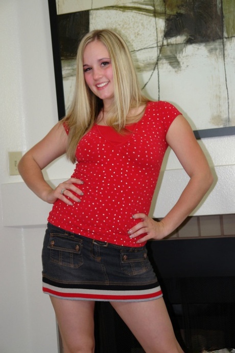 Trasiga blonda tjejen Lynn Pleasant lyfter upp sin kjol för att visa sina tryckta trosor