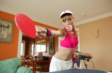 年轻的金发女郎Nicole Ray在输掉乒乓球比赛后和一个非常老的家伙做爱