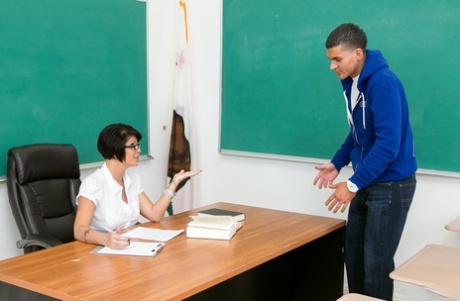 Kurzhaarige Cougar Shay Fox verführt einen männlichen Schüler in ihrem Klassenzimmer