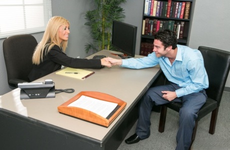 Rondborstige blonde zakenvrouw Evita Pozzi verleidt een man tijdens een sollicitatiegesprek