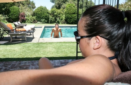 Mia Lelani, une asiatique à lunettes, baise en levrette et reçoit du sperme sur le cul au bord de la piscine.