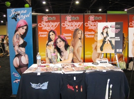 Pornostars Joanna Angel und Jenna Haze treffen und begrüßen Fans auf einer XXX-Convention