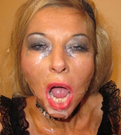 La femme blanche Blondie Blow ouvre grand la bouche pour des éjaculations faciales.