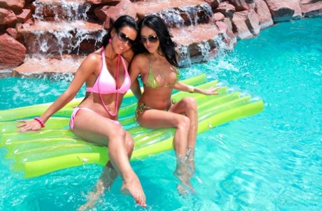 Lésbicas adolescentes Breanne Benson & Laly Vallade fazem sexo numa piscina