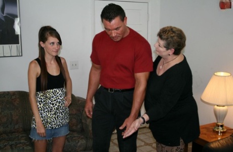 A adolescente toma o lugar da mãe depois de ver a sua pila a chupar.