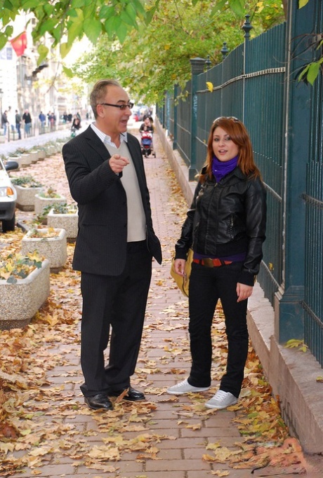 Weißes Mädchen macht sich bereit, einem alten Mann einen zu blasen, nachdem sie auf der Straße aufgegriffen wurde