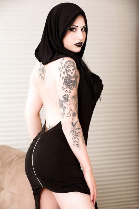 La morena gótica tatuada Ophelia Rain posa desnuda para mostrar sus grandes tetas y su culo