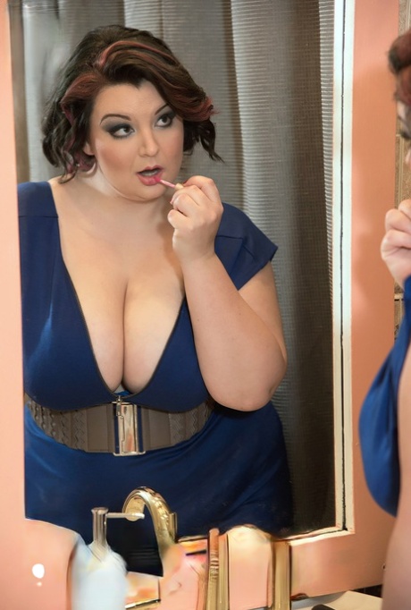 La BBW Lucy Lenore mostra le sue tettone in bagno dopo essersi truccata