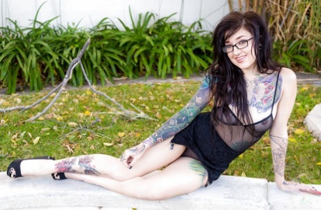 Tattooed Kelsi Lynn in glasses gives blowjob & gets a load of cum in mouth